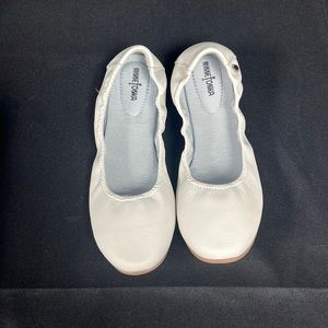 Minnetonka Women’s White Leather Ballerina Flats (2915)